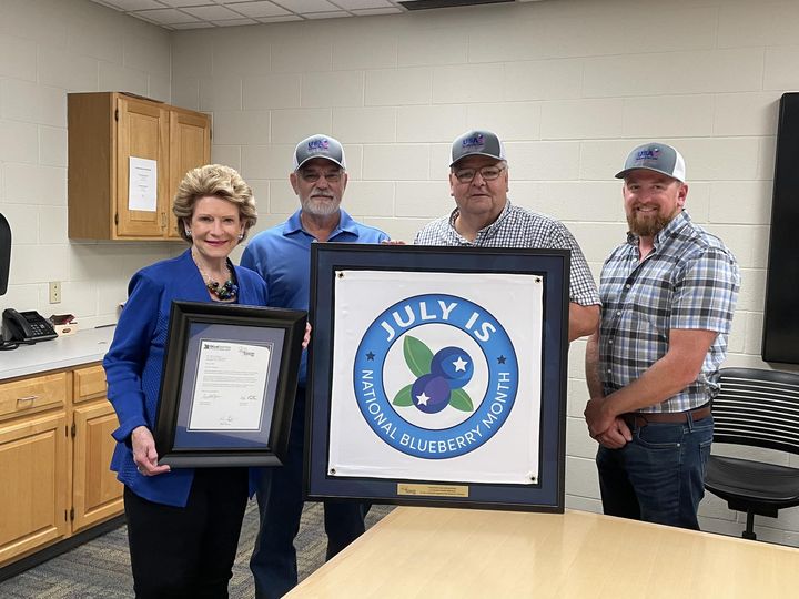 Michigan blueberry delegation thanks Stabenow