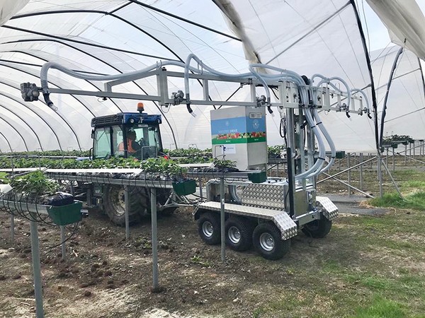 Benefits of new biocontrols applicator welcomed by strawberry growers